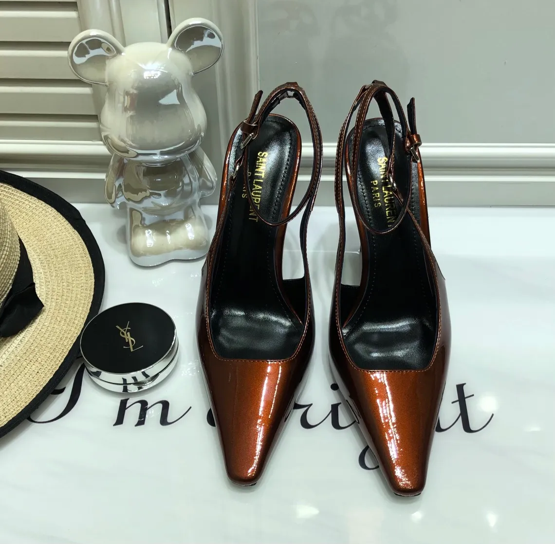 👟👟Ex-factory price 560👟👟 Top quality Saint Laurent/Yves Saint Laurent 2024 spring and summer new style👠Small square toe high heels of the same style as Rose. The layered leather high heels are very good at modifying the foot shape. In recent years, SLP has become more and more understanding of women in high heels. ysl beautiful high heels 👠Number of yards: 35-40 (41 customized, non-returnable) Upper: open edge beaded cowhide/patent leather, lining Imported sheepskin lining, sole: genuine leather outsole, heel height: 10cm (heel imported from Italy)